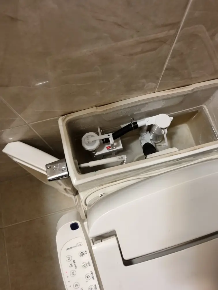 변기 내부 밸브 교체 작업 - 물이 계속 나올 때 해결법